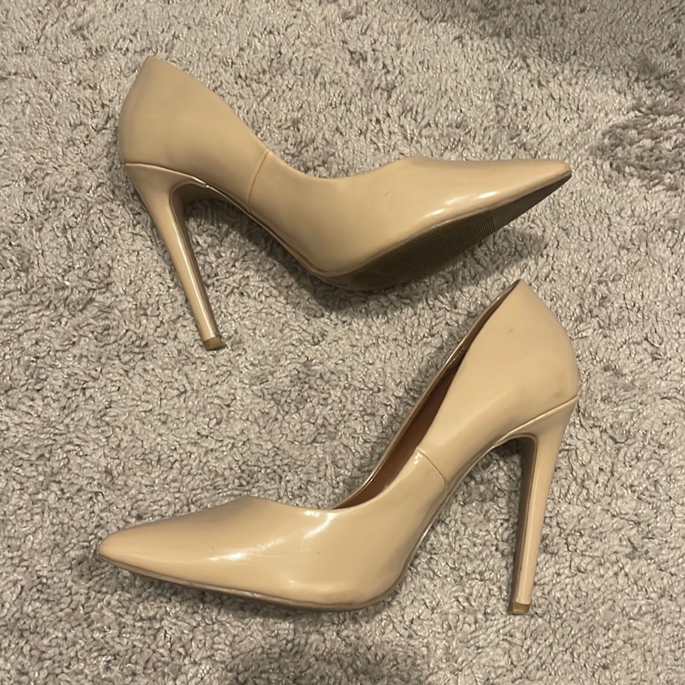 Patent nude pointed toe heels